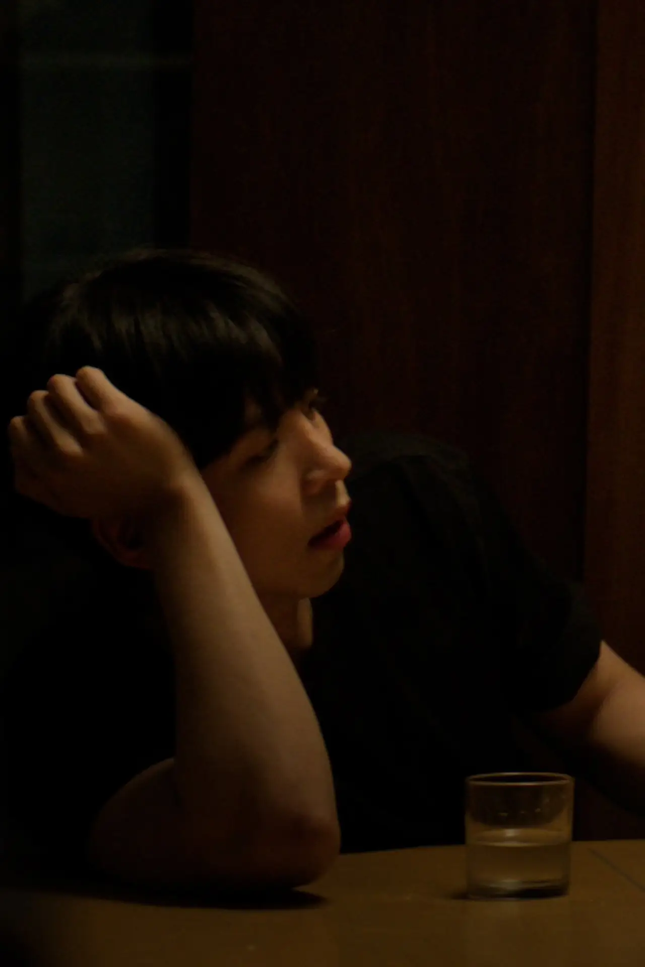 Plakat filmowy "흐린 창문 너머의 누군가"
