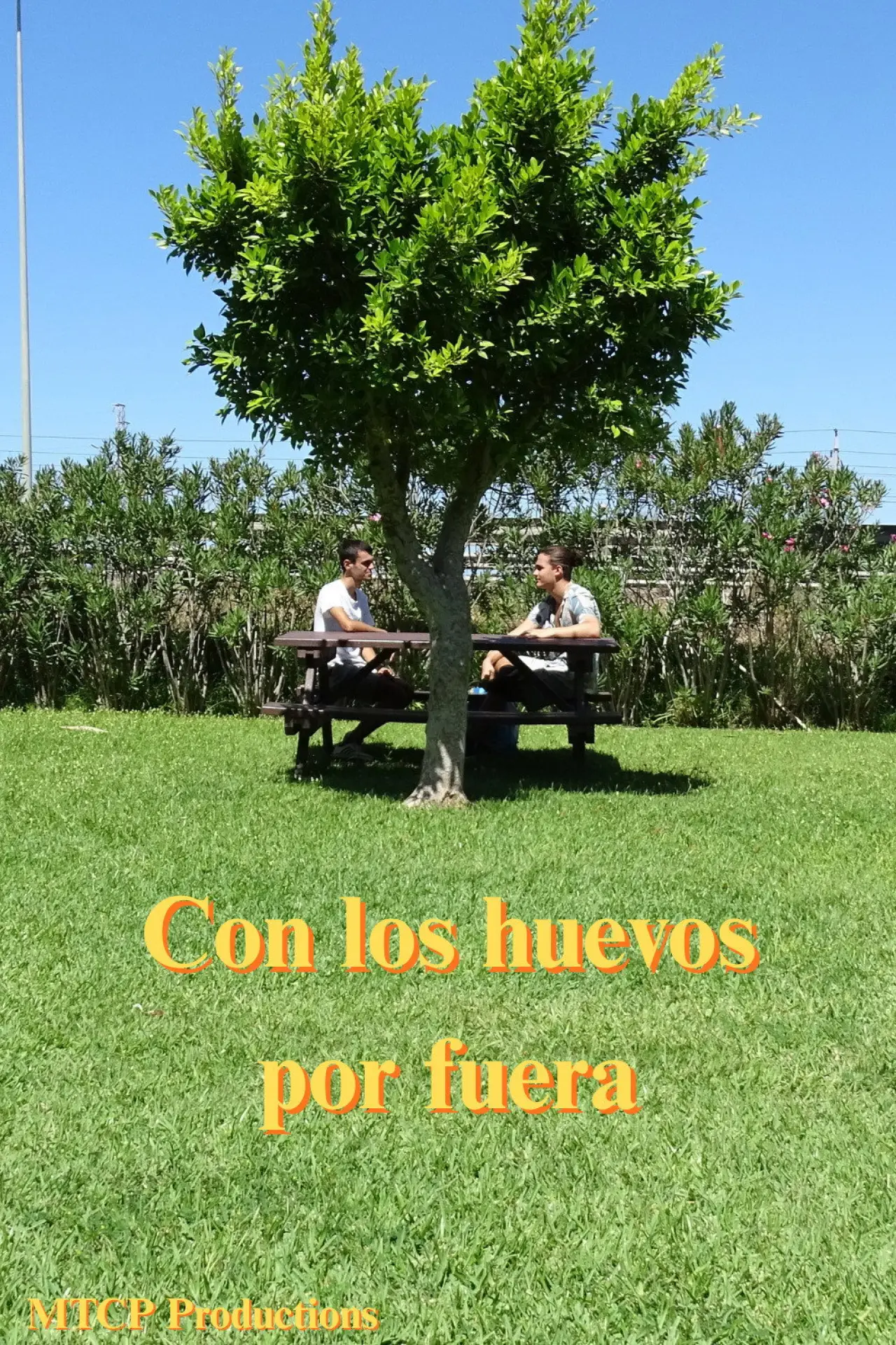 Plakat filmowy "Con los huevos por fuera"