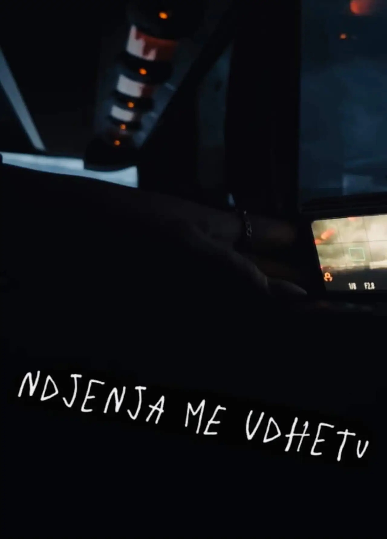 Plakat filmowy "Ndjenja me Udhëtu"