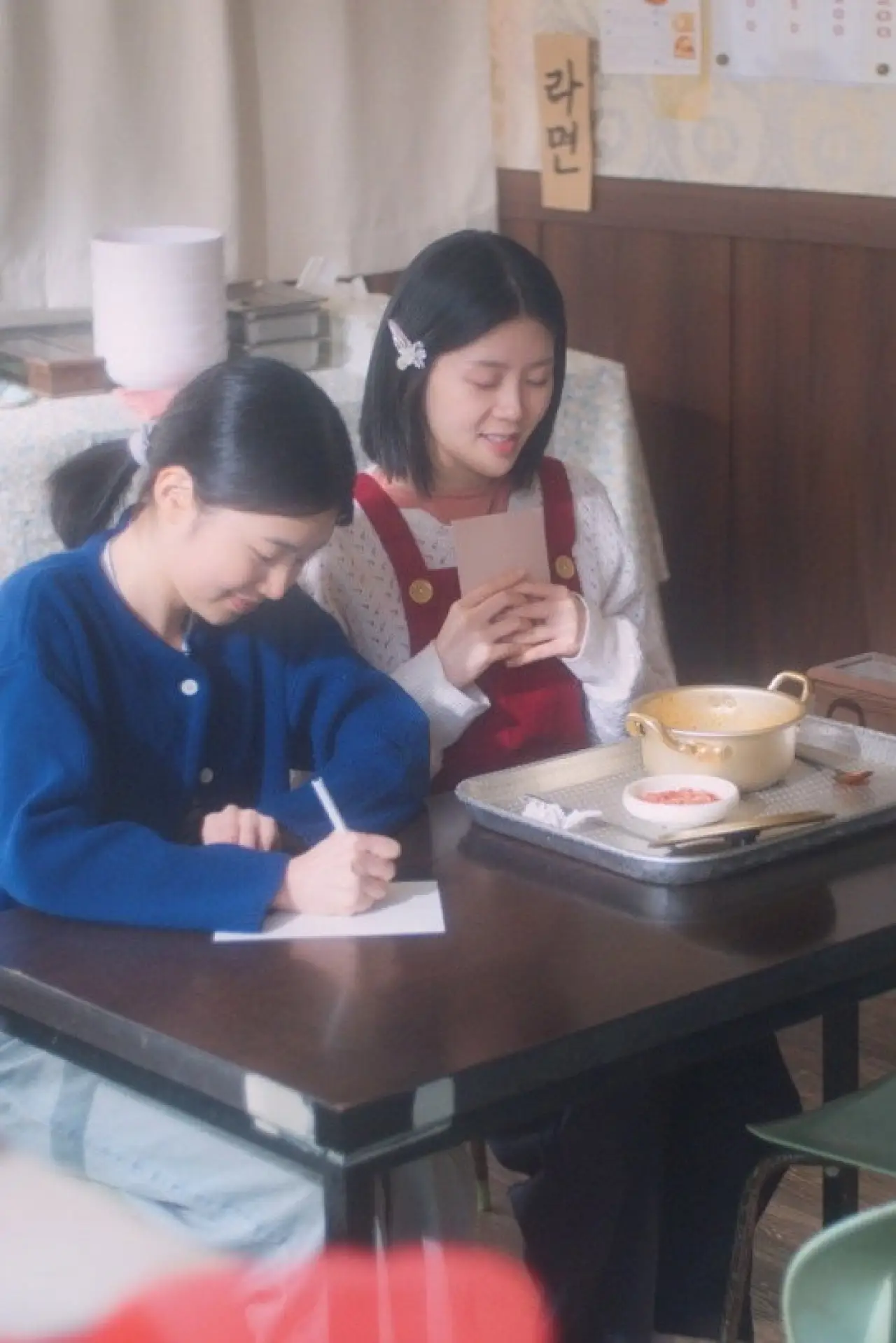 Plakat filmowy "라면이 뿔기 전에"