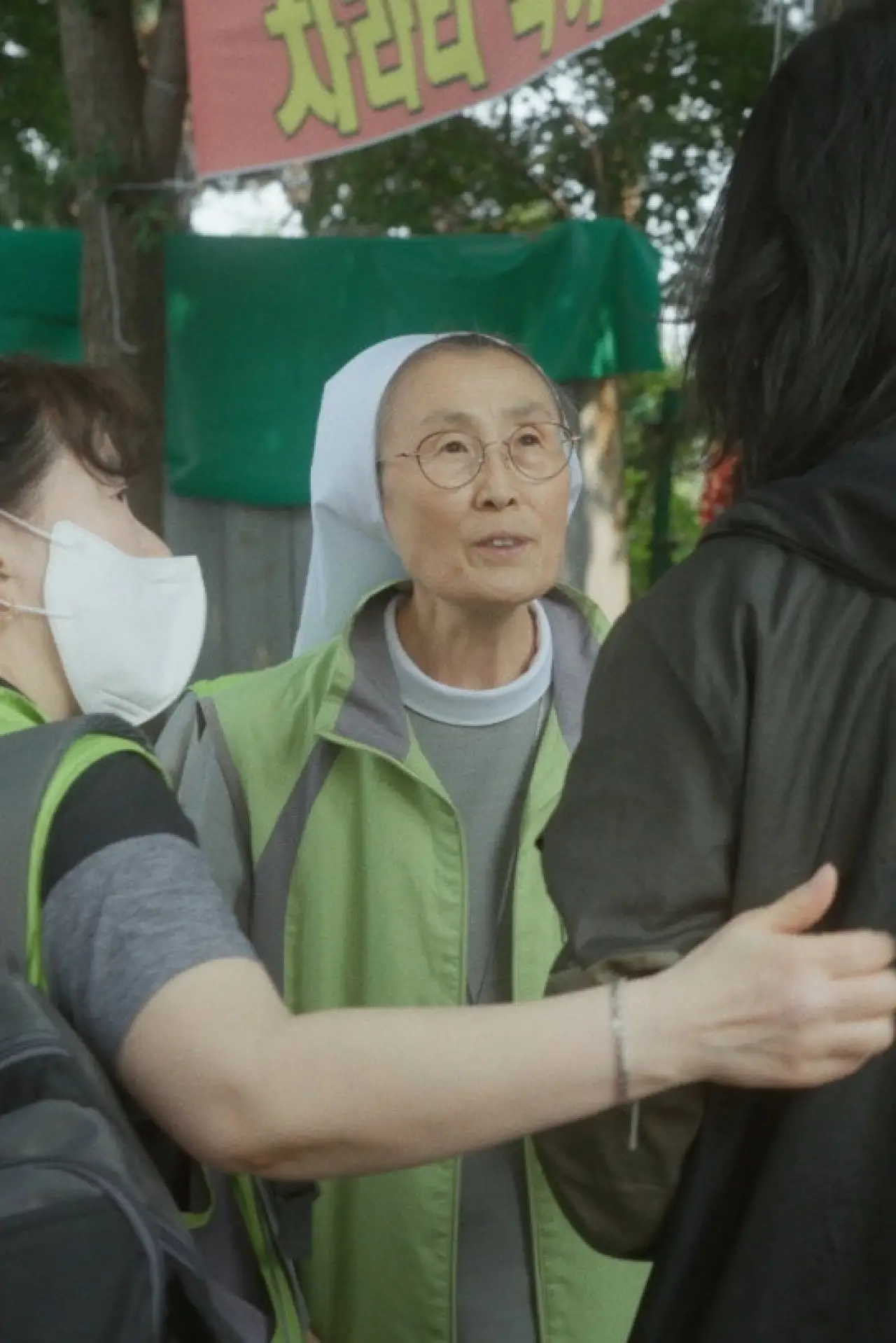 Plakat filmowy "사랑, 우린 멀리 이곳에"
