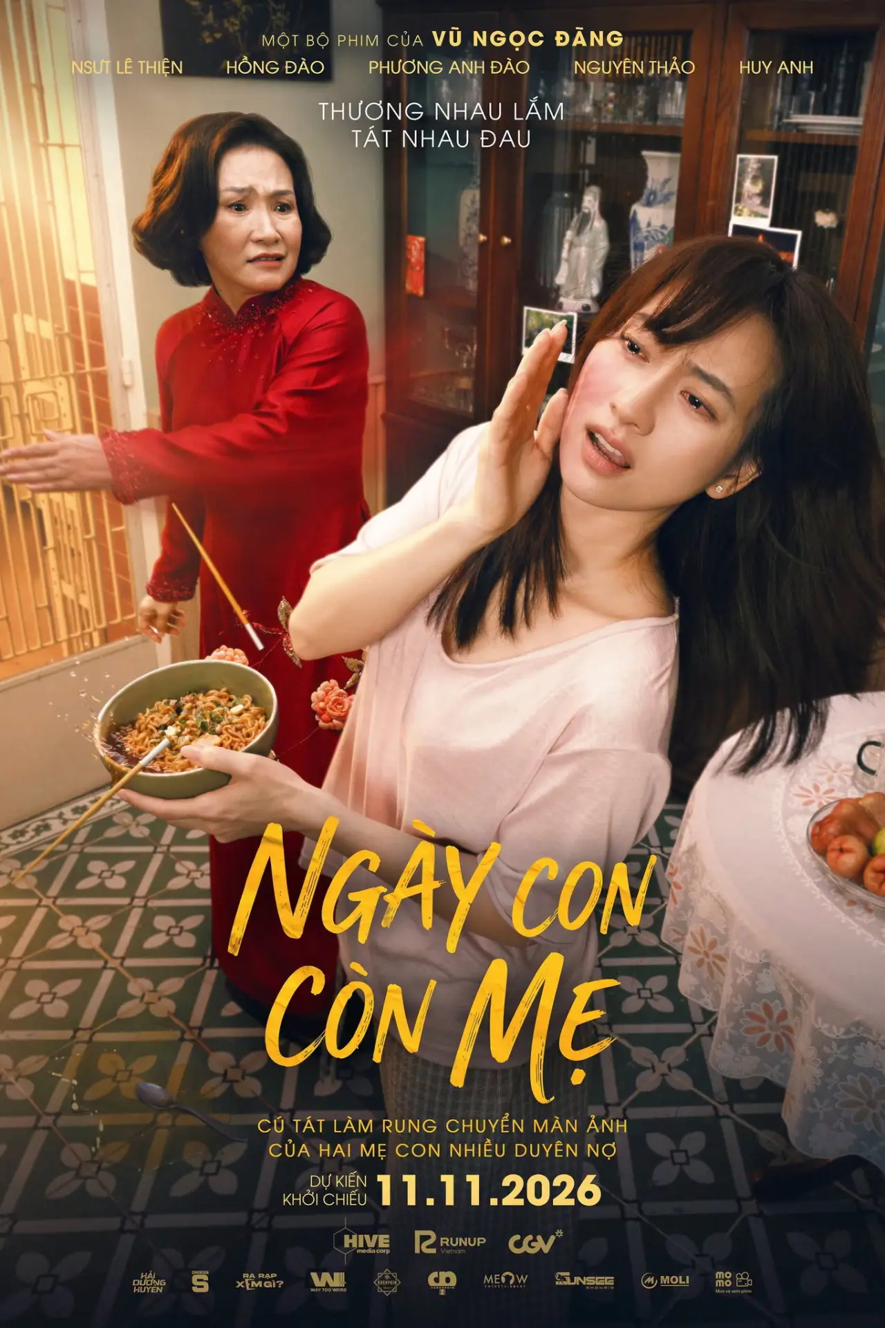Plakat filmowy "Ngày Con Còn Mẹ"