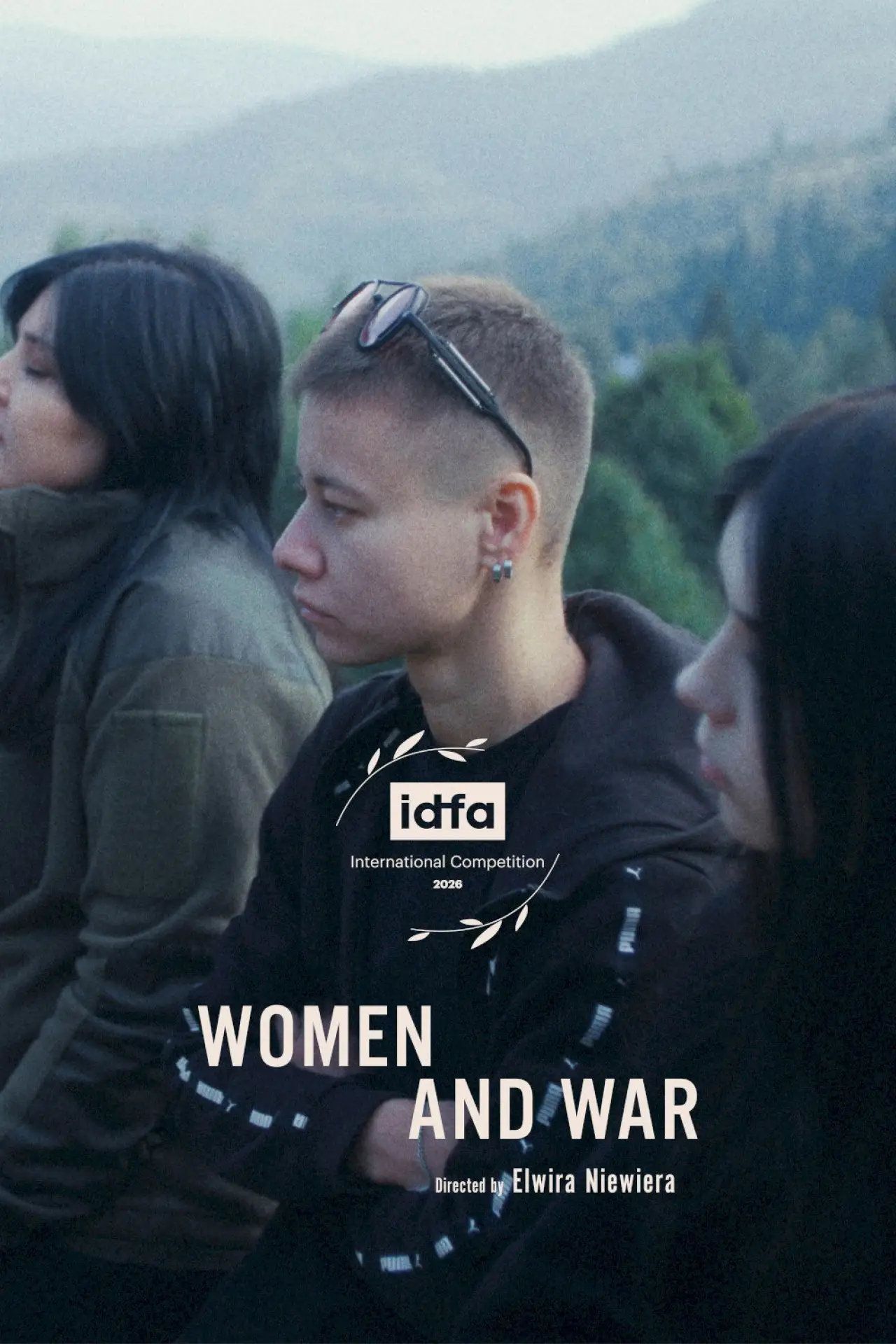 Plakat filmowy "Kobiety i wojna"
