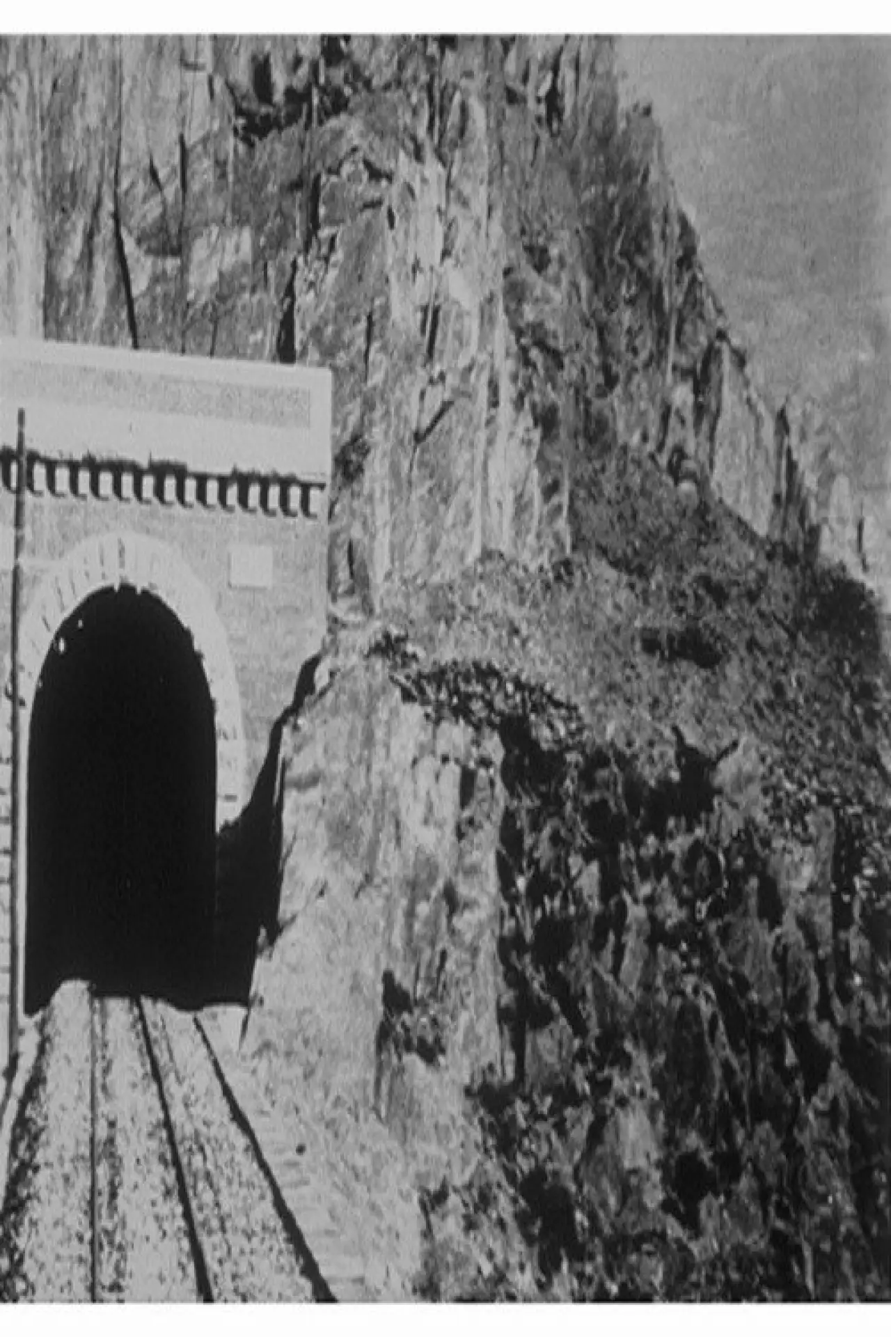 Plakat filmowy "Panorama de la ligne de Cauterets, III. Le tunnel"