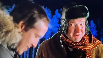 Zasłona do filmu "W krzywym zwierciadle: Witaj, Święty Mikołaju" #676755