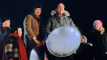 Zasłona do filmu "W krzywym zwierciadle: Witaj, Święty Mikołaju" #676777