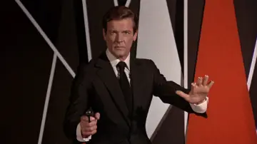 Zasłona do filmu "Człowiek ze złotym pistoletem" #646029