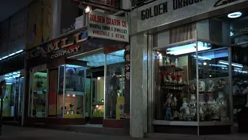 Zasłona do filmu "Człowiek ze złotym pistoletem" #646036