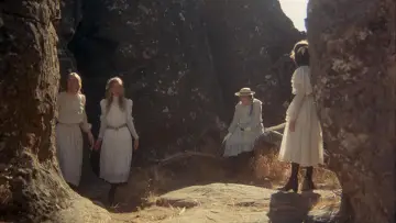 Zasłona do filmu "Piknik pod Wiszącą Skałą" #231049