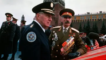 Zasłona do filmu "Akademia Policyjna 7: Misja w Moskwie" #375848