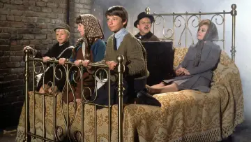 Zasłona do filmu "Gałki od łóżka i kije od miotły" #244949