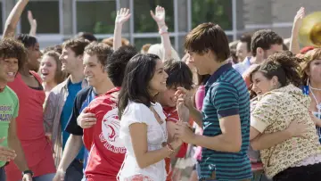 Zasłona do filmu "High School Musical 2" #1645724