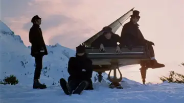 Zasłona do filmu "Na pomoc!" #977202