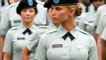 Zasłona do filmu "Blondynka w koszarach" #1009321