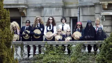 Zasłona do filmu "Dziewczyny z St. Trinian" #904753