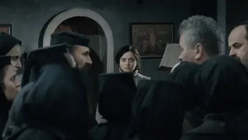 Zasłona do filmu "Za wzgórzami" #469119