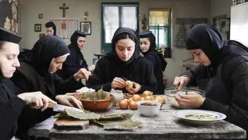 Zasłona do filmu "Za wzgórzami" #469123