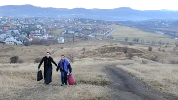 Zasłona do filmu "Za wzgórzami" #469124