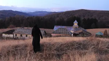 Zasłona do filmu "Za wzgórzami" #469133