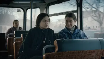 Zasłona do filmu "Za wzgórzami" #469134