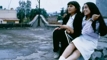 Zasłona do filmu "Nadie te oye: perfume de violetas" #362435