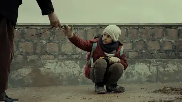 Zasłona do filmu "Bir Tutam Karanfil" #984821