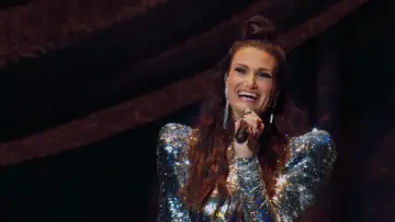 Zasłona do filmu "Idina Menzel: Droga na scenę" #1867646