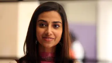 Zasłona do filmu "சிங்கப்பூர் சலூன்" #760465