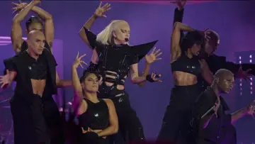 Zasłona do filmu "Gaga Chromatica Ball" #487022