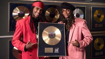 Zasłona do filmu "Milli Vanilli. Przekręt stulecia" #401341