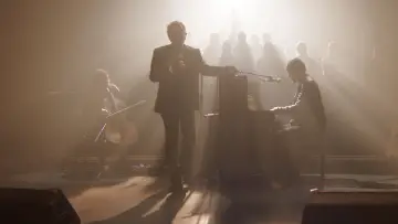 Zasłona do filmu "Bono & The Edge A SORT OF HOMECOMING z Dave’em Lettermanem" #426830