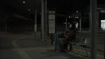 夜明けまでバス停で plakat