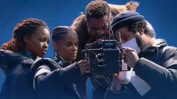 Zasłona do filmu "ASSEMBLED: Za kulisami "Czarna Pantera: Wakanda w moim sercu"" #397847