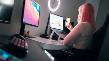 Zasłona do filmu "Seks, sieć i kasa: Historia Pornhuba" #329329