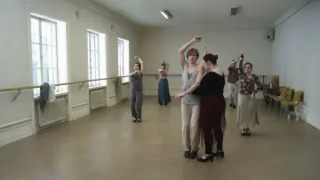Zasłona do filmu "Gołąb przysiadł na gałęzi i rozmyśla o istnieniu" #506417
