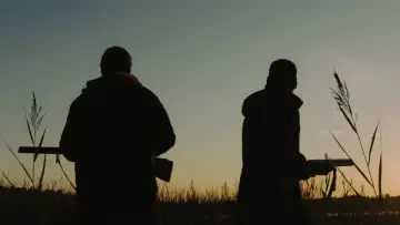 Zasłona do filmu "Łowcy na białej polanie" #1077660