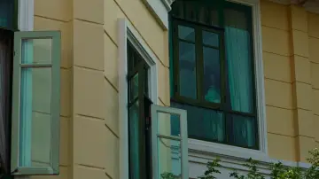 Zasłona do filmu "ดับแสงรวี" #377136