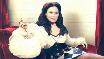 Zasłona do filmu "Alex Borstein: Corsets & Clown Suits" #1522168