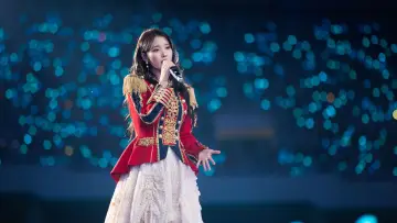 Zasłona do filmu "아이유 콘서트 : 더 골든 아워" #392559