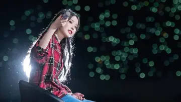 Zasłona do filmu "아이유 콘서트 : 더 골든 아워" #392560