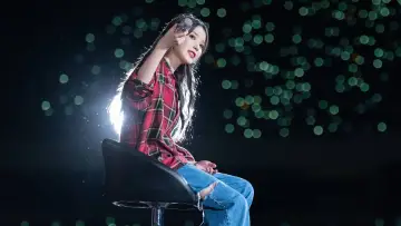 Zasłona do filmu "아이유 콘서트 : 더 골든 아워" #392561