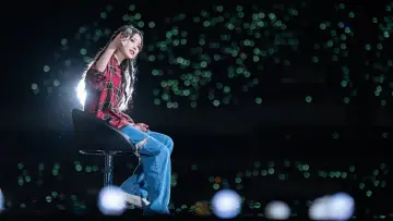 Zasłona do filmu "아이유 콘서트 : 더 골든 아워" #392562