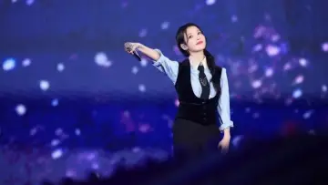 Zasłona do filmu "아이유 콘서트 : 더 골든 아워" #392563
