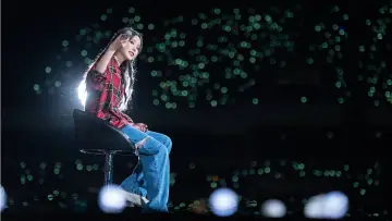 Zasłona do filmu "아이유 콘서트 : 더 골든 아워" #392564