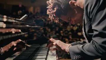 Zasłona do filmu "Jon Batiste: Amerykańska symfonia" #376013