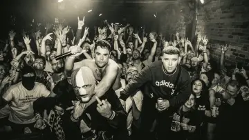 Zasłona do filmu "Kneecap. Hip-hopowa rewolucja" #351082