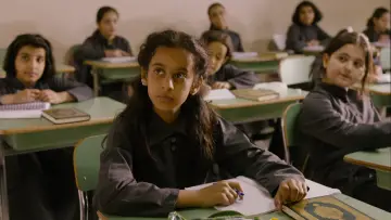 Zasłona do filmu "Dziewczynka w trampkach" #989879