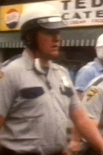 Plakat do filmu "Chronić i służyć: Ile władzy ma policja w USA" #198132