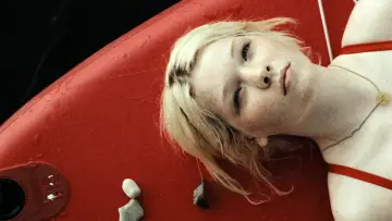 Zasłona do filmu "Wpatrując się w słońce" #523993