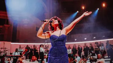Zasłona do filmu "RAYE at the Royal Albert Hall" #198396